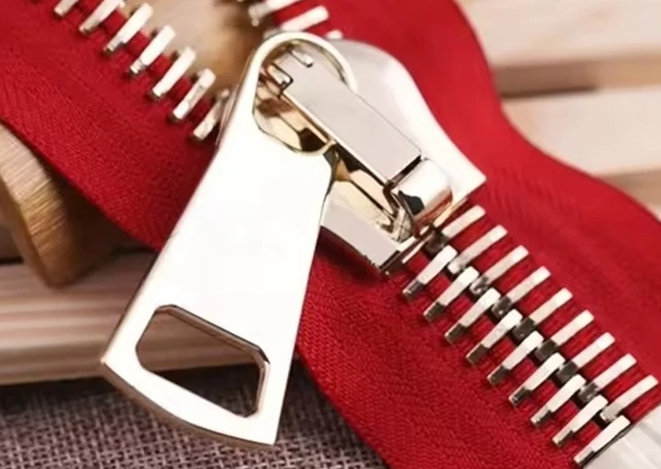 How to prevent discoloration of metal zippers?